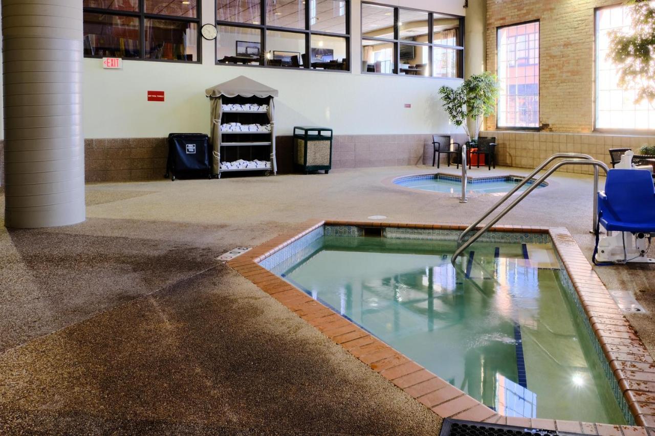 Pet-Friendly Canal Park Condonear Lakewalk Pool Duluth Exterior photo